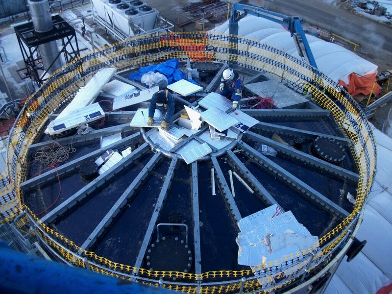 Insulated tank with boom lift in winter conditions